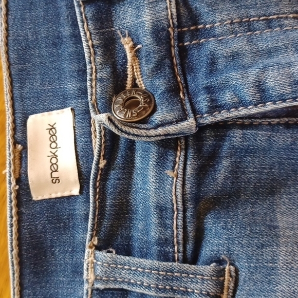 sneek peek dark wash pair of shorts. Freyed hems even. Size medium. - Picture 9 of 9